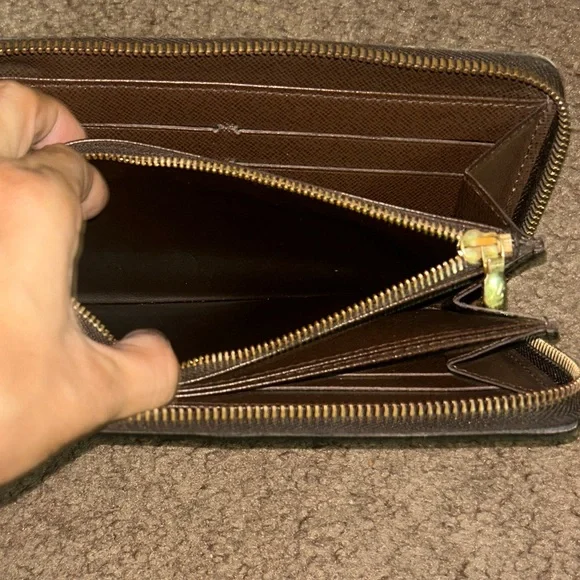 Authentic Louis Vuitton Damier Ebene Zippy Wallet in Excellent Condition - Picture 6 of 13